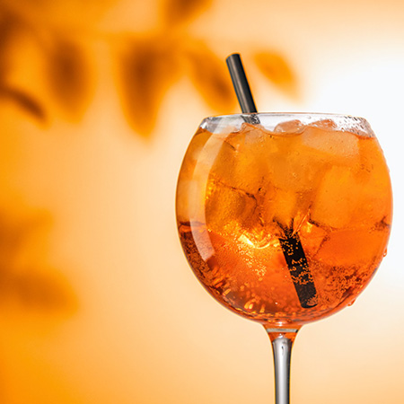 Aperol Spritz – un secol de istorie într-un pahar de cocktail